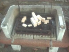 Holzreste aif dem Grill Holzreste aif dem Grill